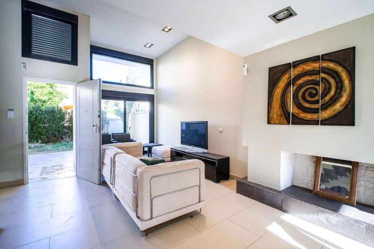 House | Resale in Estepona in Estepona, Costa del Sol - Photo 3