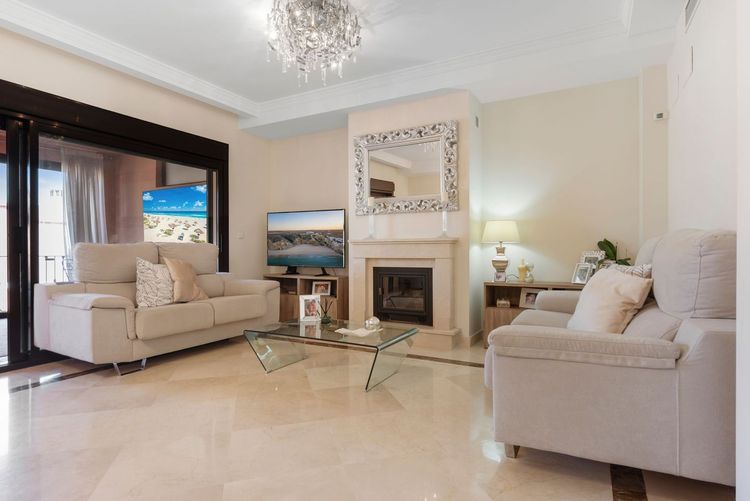 House | Resale in Estepona in Estepona, Costa del Sol - Photo 5