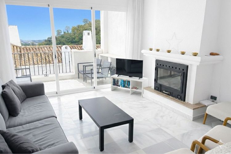 Apartment | Resale in Los Almendros in Los Almendros, Los Arqueros-Puerto del Almendro, Costa del Sol - Photo 3