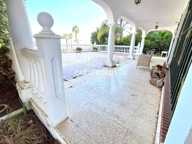 House | Resale in Estepona in Estepona, Costa del Sol - Photo 4