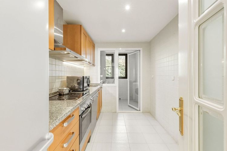 Apartment | Resale in Los Arqueros in Los Arqueros, Costa del Sol - Photo 5