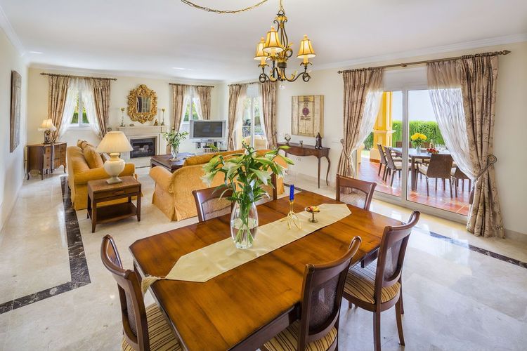 House | Resale in Elviria in Elviria, Costa del Sol - Photo 3