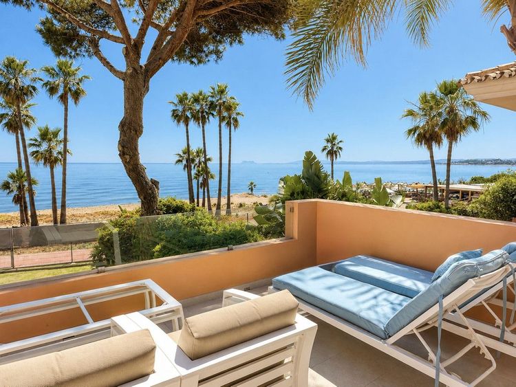 House | Resale in New Golden Mile in New Golden Mile, Costa del Sol - Photo 2