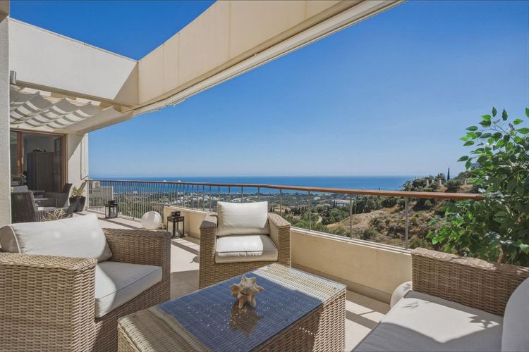 Apartment | Resale in Altos de los Monteros in Altos de los Monteros, Costa del Sol - Photo 2