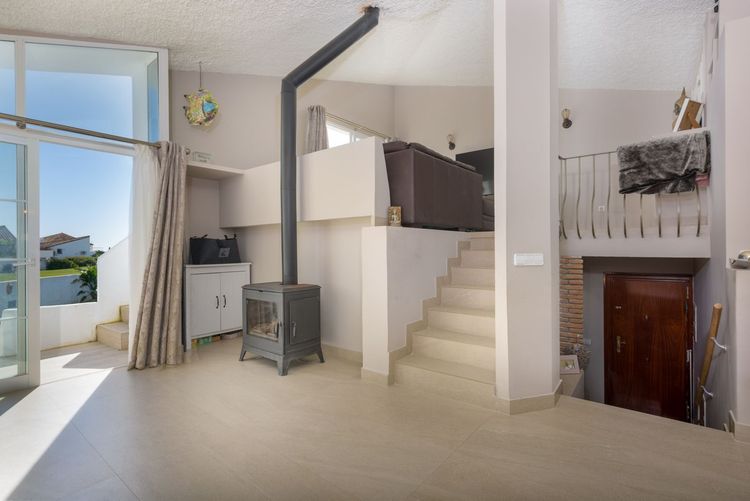 House | Resale in Estepona in Estepona, Costa del Sol - Photo 2