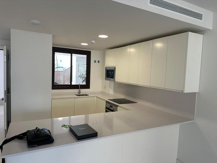 Apartment | Resale in Benalmadena Costa in Benalmadena Costa, Costa del Sol - Photo 2