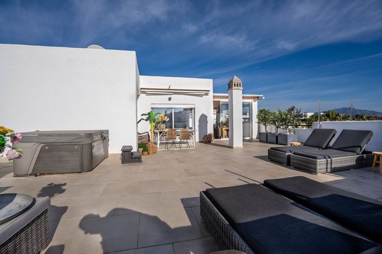 Penthouse | Resale in New Golden Mile in New Golden Mile, Costa del Sol - Photo 2