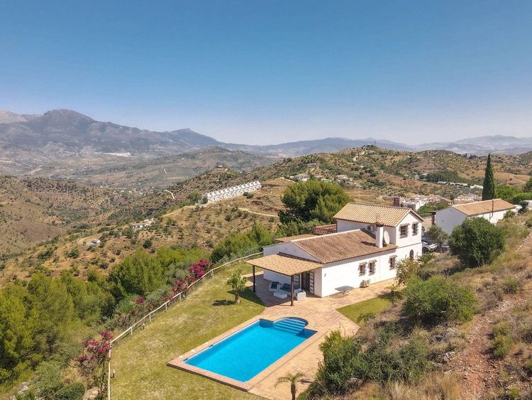House | Resale in Guaro in Guaro, Costa del Sol - Photo 4