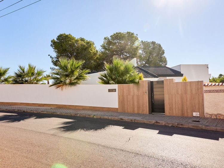 House | Resale in Rojales in Rojales, Rosales / Quesada, Costa Blanca - Photo 2