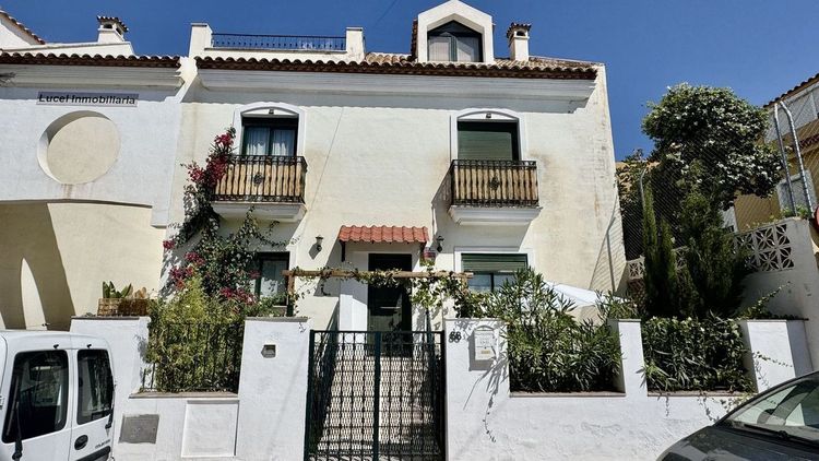 House | Resale in Arroyo de la Miel in Arroyo de la Miel, Costa del Sol - Photo 3