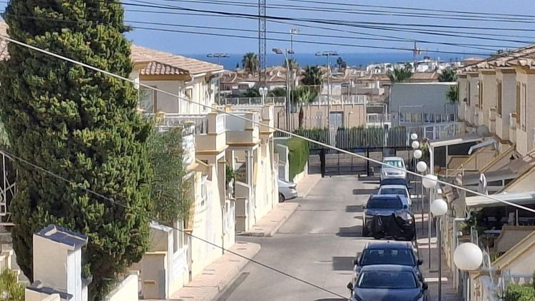 House | Resale in Playa Flamenca in Playa Flamenca, Costa Blanca - Photo 3