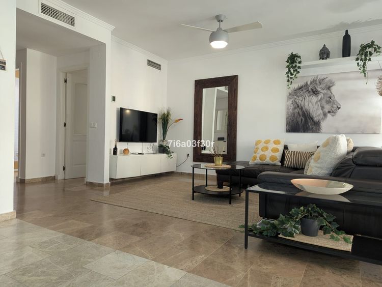 Apartment | Resale in Los Almendros in Los Almendros, Costa del Sol - Photo 4