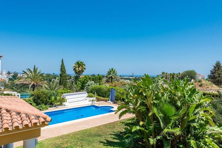 House | Resale in Atalaya in Atalaya, Costa del Sol - Photo 2