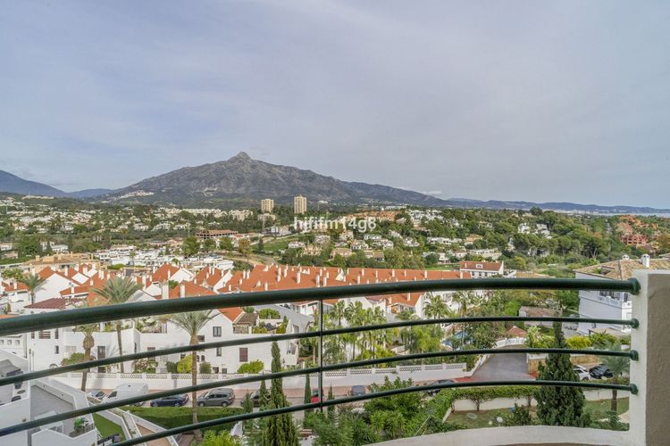 Apartment | Resale in Nueva Andalucía in Nueva Andalucía, Costa del Sol - Photo 3