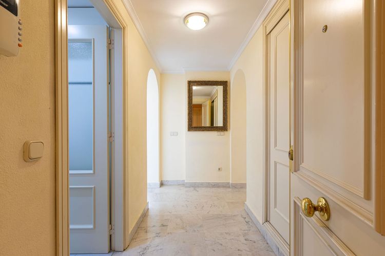 Apartment | Resale in Puerto Banús in Puerto Banús, Costa del Sol - Photo 5