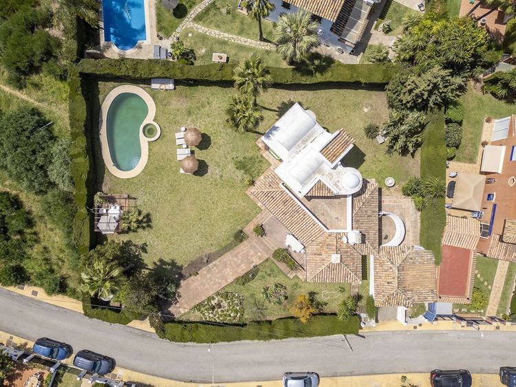House | Resale in Atalaya in Atalaya, Costa del Sol - Photo 2
