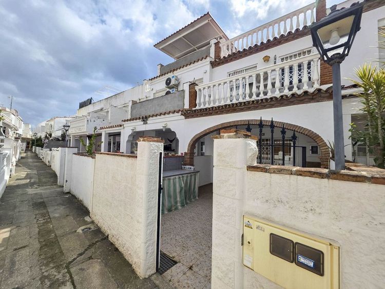 House | Resale in La Duquesa in La Duquesa, Costa del Sol - Photo 2