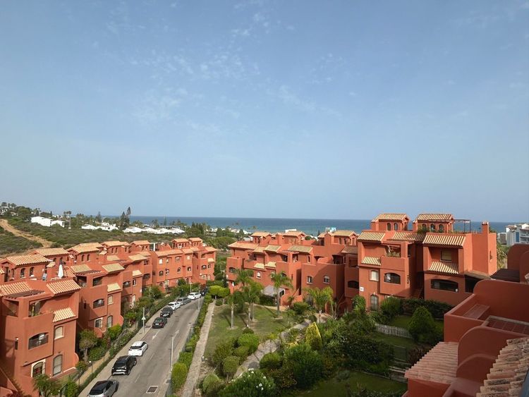 Apartment | Resale in Estepona in Estepona, Costa del Sol - Photo 2