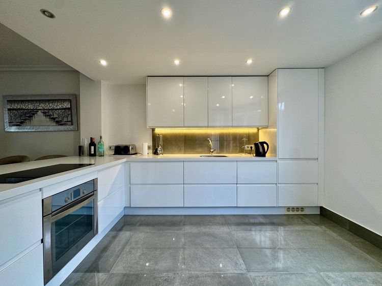 House | Resale in Cabopino in Cabopino, Costa del Sol - Photo 4