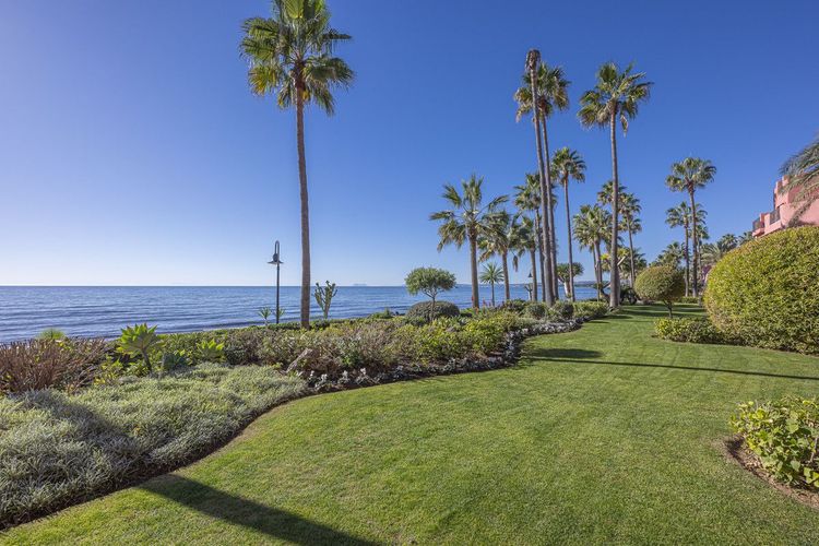 Apartment | Resale in Estepona in Estepona, Costa del Sol - Photo 2