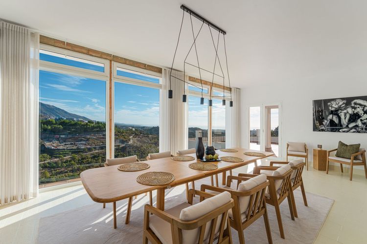 House | Resale in El Madroñal in El Madroñal, Costa del Sol - Photo 4