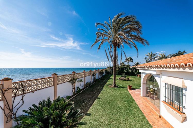 House | Resale in Elviria in Elviria, Costa del Sol - Photo 2