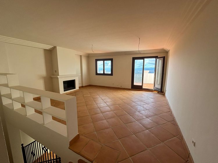 House | Resale in Casares in Casares Others, Costa del Sol - Photo 3