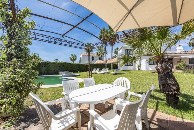 House | Resale in Atalaya in Atalaya, Costa del Sol - Photo 5