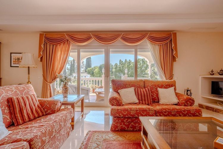 House | Resale in El Paraiso in El Paraiso, Costa del Sol - Photo 4