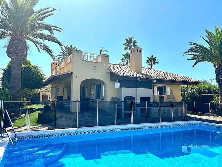 House | Resale in Cabo Roig in Cabo Roig, Costa Blanca - Photo 2