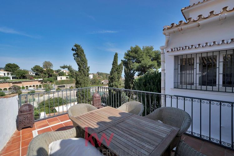 House | Resale in Málaga in Málaga, Costa del Sol - Photo 4