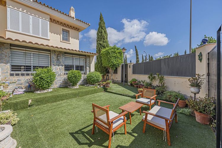House | Resale in Alhaurín de la Torre in Alhaurín de la Torre, Costa del Sol - Photo 4