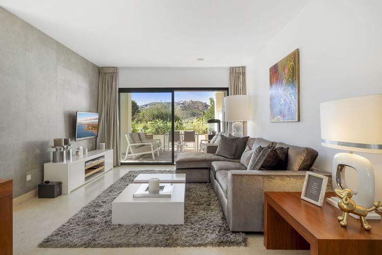 Apartment | Resale in Benahavís in Benahavís Others, Costa del Sol - Photo 2