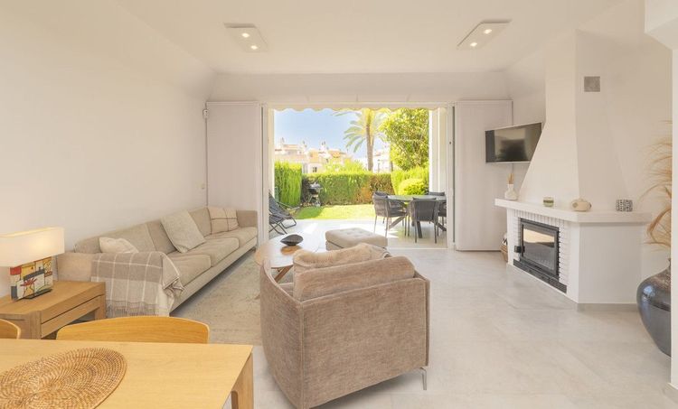 House | Resale in Bahía de Marbella in Bahía de Marbella, Marbella East, Costa del Sol - Photo 5