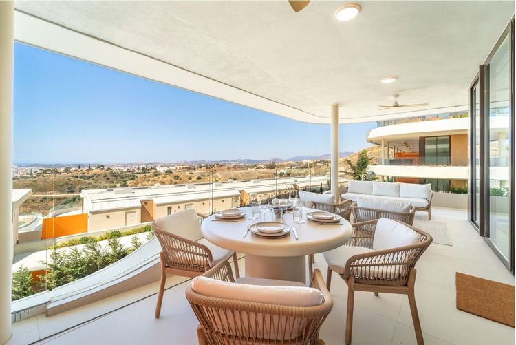Apartment | Resale in Fuengirola in Fuengirola Others, Costa del Sol - Photo 2