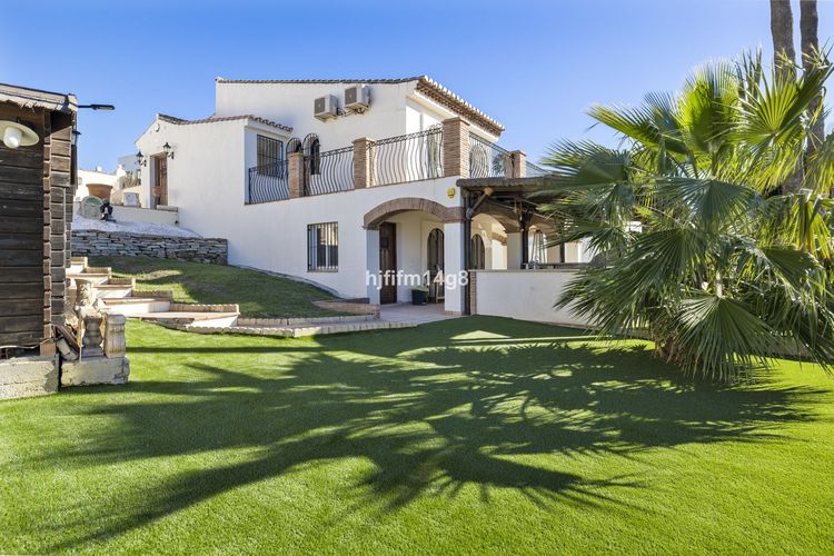 House | Resale in Estepona in Estepona, Costa del Sol - Photo 3