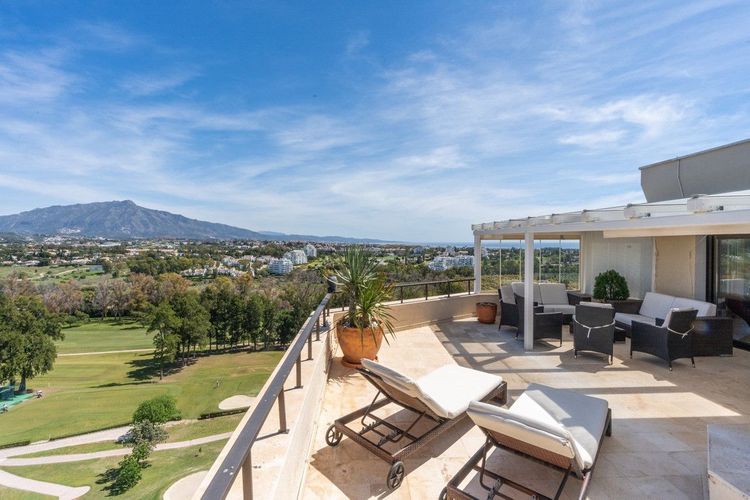 Penthouse | Resale in Estepona in Estepona, Costa del Sol - Photo 2