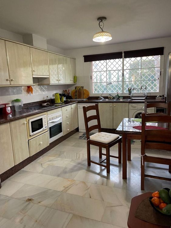 House | Resale in Estepona in Estepona, Costa del Sol - Photo 5