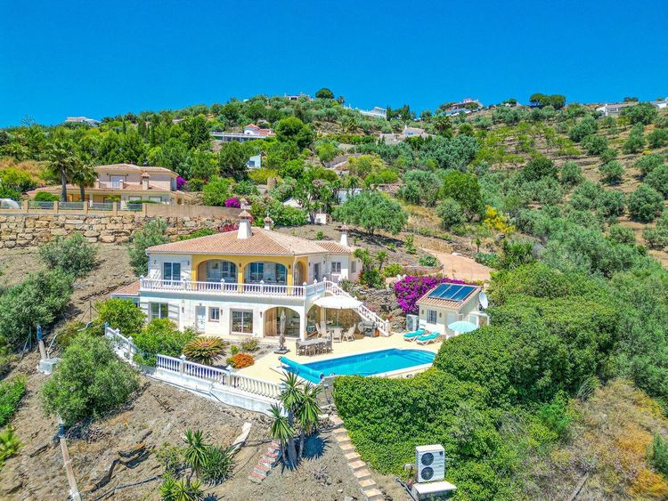 House | Resale in Arenas in Arenas, Costa del Sol - Photo 2