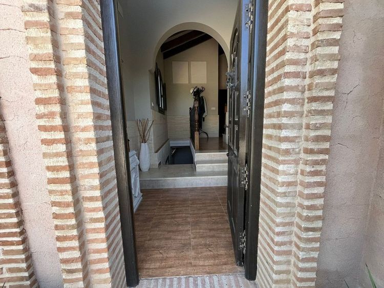House | Resale in Torrellano in Torrellano, Costa Blanca - Photo 3