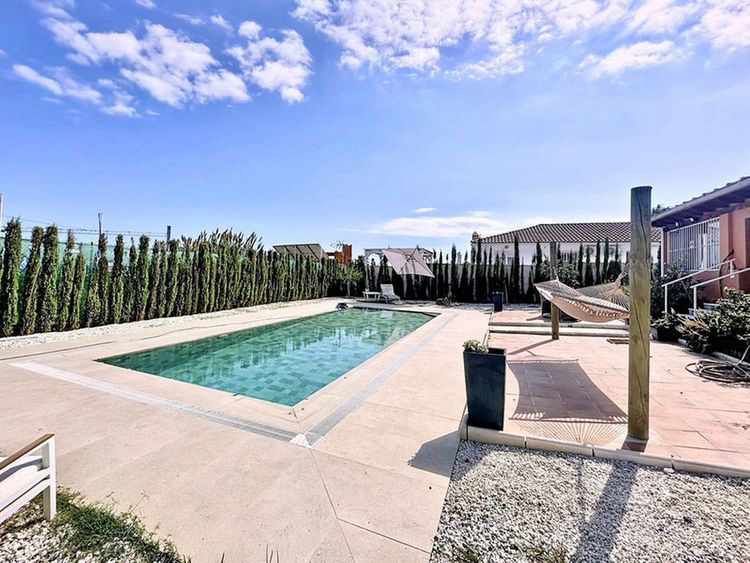 House | Resale in Estepona in Estepona, Costa del Sol - Photo 5