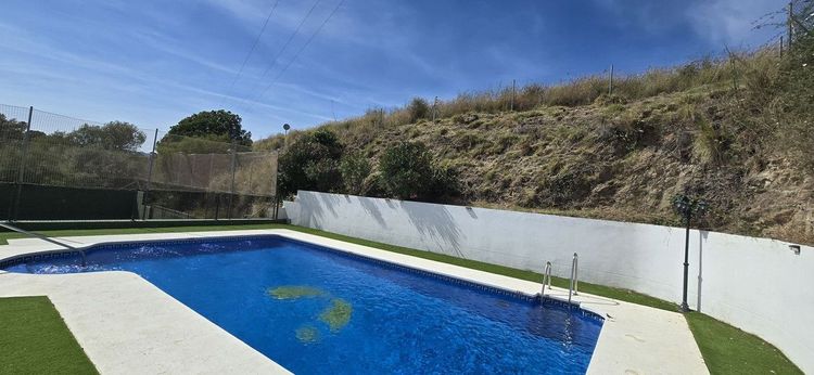 House | Resale in Torre de Benagalbón in Torre de Benagalbón, Costa del Sol - Photo 4
