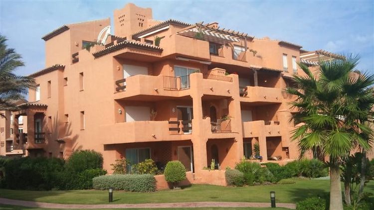 Apartment | Resale in La Duquesa in La Duquesa, Costa del Sol - Photo 4