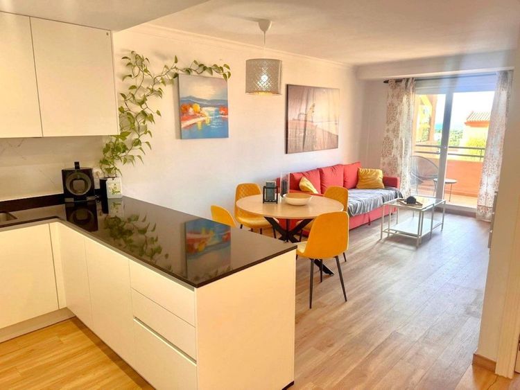 Apartment | Resale in Elviria in Elviria, Costa del Sol - Photo 2