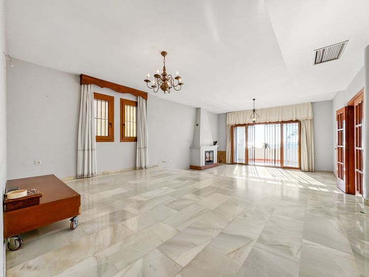 House | Resale in La Duquesa in La Duquesa, Costa del Sol - Photo 5