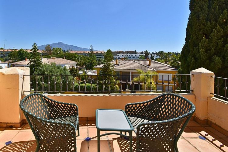 House | Resale in Guadalmina Alta in Guadalmina Alta, Costa del Sol - Photo 4