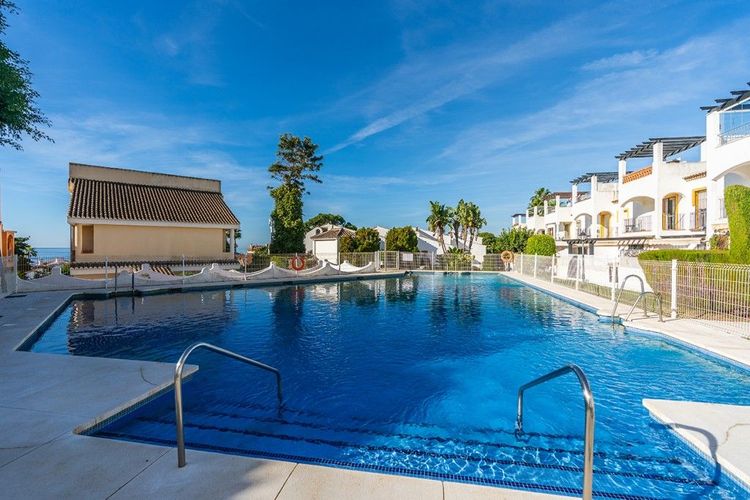 House | Resale in Costabella in Costabella, Costa del Sol - Photo 2