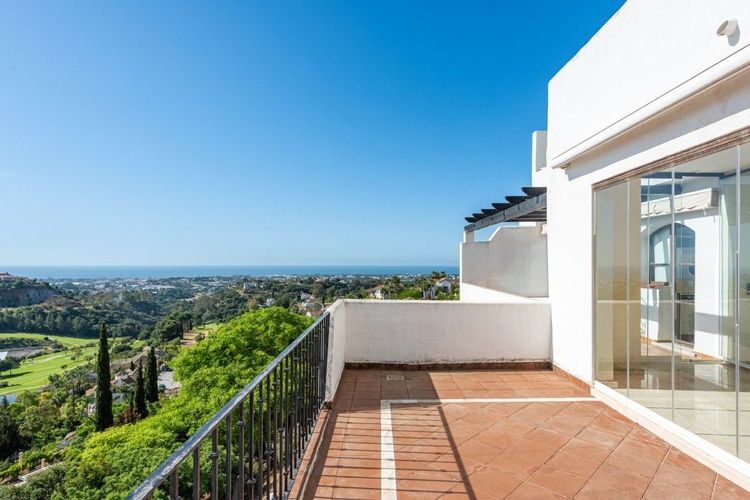 Apartment | Resale in Benahavís in Benahavís Others, Costa del Sol - Photo 2