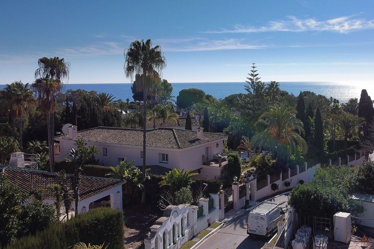 House | Resale in Los Monteros in Los Monteros, Costa del Sol - Photo 5