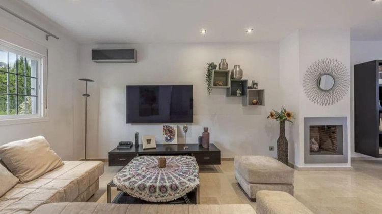House | Resale in Estepona in Estepona, Costa del Sol - Photo 5